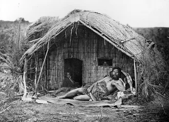 Maorihøvding og whare, ca. 1863-80